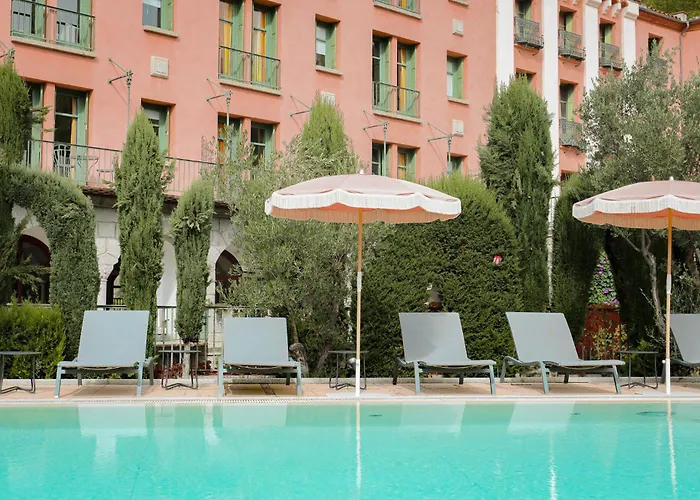 Les Pyrenees - Le Grand Hotel & Le Chateau